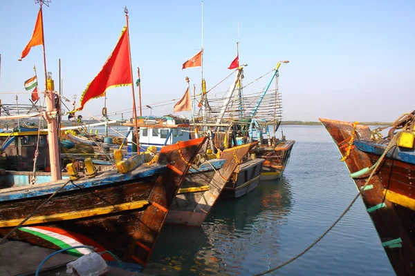 DIU, INDIA - 9 DE ENERO DE 2014: Coloridos barcos de pesca en el puerto pesquero de Vanakbara en la isla de Diu — Foto de Stock