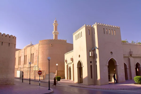 NIZWA, OMÁN: Ciudad Vieja de Nizwa con la mezquita de Nizwa en el fondo —  Fotos de Stock