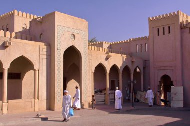 Nizwa, Umman - 2 Şubat 2012: Nizwa Old Town giriş 