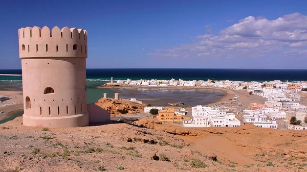 SUR, OMÁN: Vista general de la playa de Ayjah con una torre de vigilancia en primer plano —  Fotos de Stock