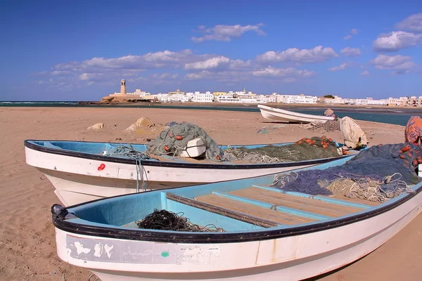 SUR, OMAN: Vista de Ayjah com barcos de pesca em primeiro plano — Fotografia de Stock