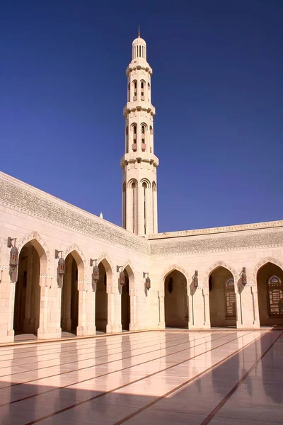 МУСКАТ, Оман: Минарет и внутренний двор с аркадами в Большой мечети Султана Кабуса — стоковое фото