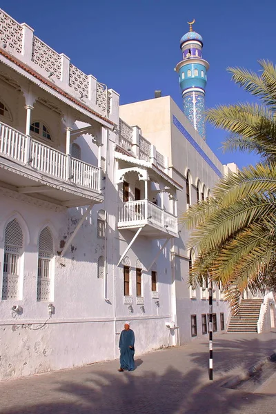 Muscat, Об'єднані Арабські Емірати - 10 лютого 2012: Оманську людина, гуляючи по сюр Аль Lewatia мечеть у Muttrah — стокове фото