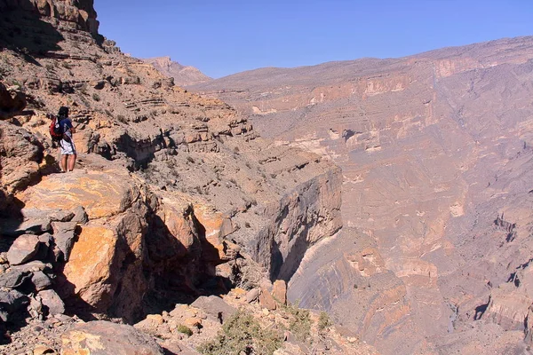 NIZWA, OMÁN - 30 de enero de 2012: Wadi Nakhr, un cañón dramático en Jebel Shams (Western Hajar ) — Foto de Stock
