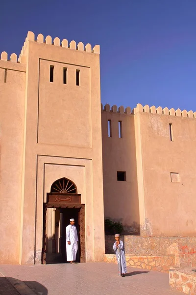 NIZWA, OMÁN - 2 DE FEBRERO DE 2012: Una entrada al casco antiguo de Nizwa —  Fotos de Stock