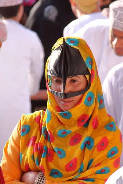 Nizwa, oman - 3. Februar 2012: Porträt einer traditionell gekleideten Beduinin auf dem Ziegenmarkt in nizwa — Stockfoto