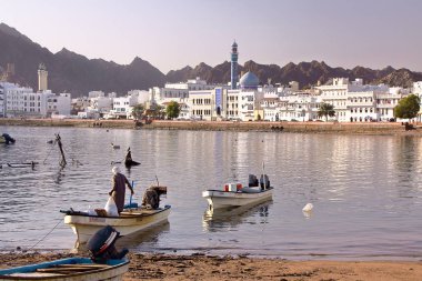 Muscat, Umman - 11 Şubat 2012: Muttrah balık, balıkçı Muttrah corniche içinde belgili tanımlık geçmiş ile sabah erken Dock cihazları 