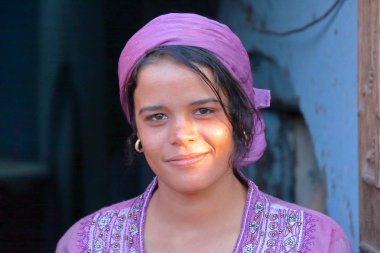 Luxor, Mısır - 6 Kasım 2011: Güzel, Mısır ve genç bir kadın portresi 