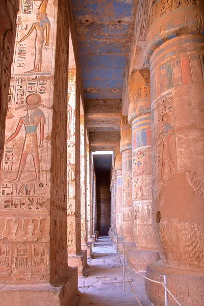 LUXOR, EGIPTO: Jeroglíficos y columnas en el templo Medinet Habu —  Fotos de Stock