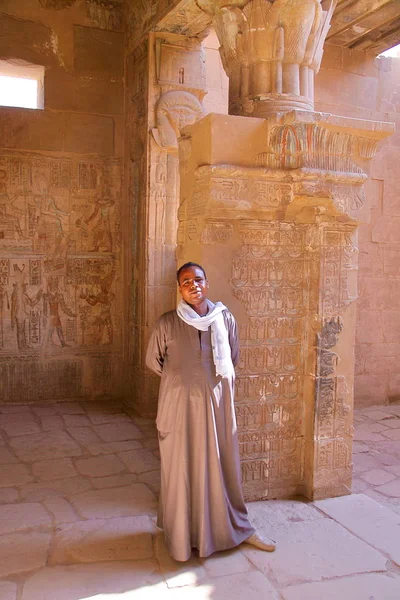 Luksor, Egipt - 31 października 2011: Portret straży w świątyni Hathor w Deir el Medina — Zdjęcie stockowe