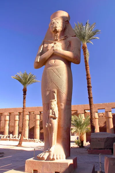 LUXOR, EGITO: Estátua de Bant Anta e Ramsés II no templo de Karnak — Fotografia de Stock