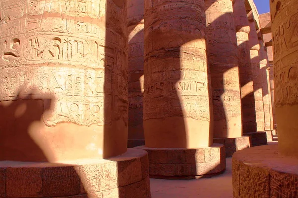 LUXOR, EGIPTO: Las columnas del Templo de Amón en el templo de Karnak —  Fotos de Stock
