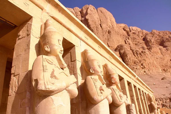 LUXOR, EGIPTO: Estatua de Osiris en el templo de Hatshepsut —  Fotos de Stock