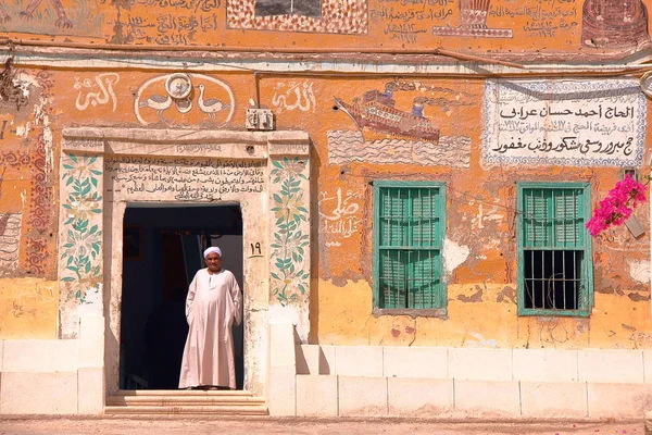 LUXOR, EGIPTO - 4 DE NOVIEMBRE DE 2011: Colorida fachada de la casa en el antiguo pueblo Gurna en la orilla occidental del Nilo —  Fotos de Stock