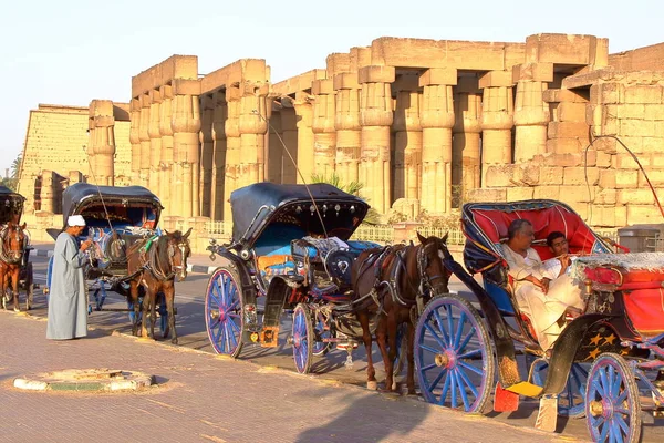 LUXOR, EGIPTO - 4 DE NOVIEMBRE DE 2011: Caleches Turísticos (carruajes de caballos) fuera del templo de Luxor —  Fotos de Stock