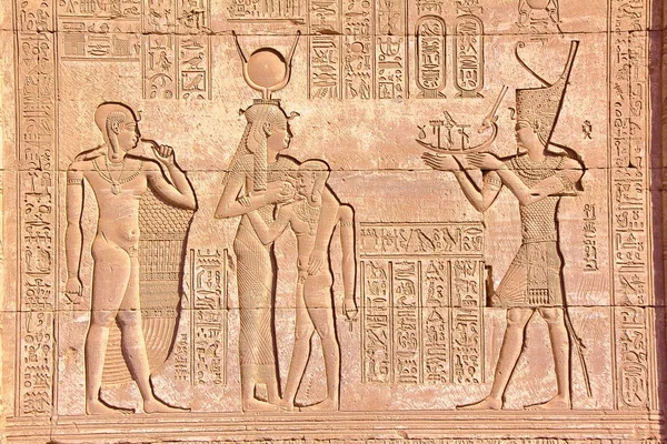 DENDERA, EGIPTO: Jeroglíficos en el templo de Dendera dedicados a la diosa Hathor —  Fotos de Stock