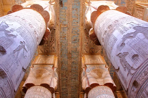 DENDERA, EGIPTO: Los enormes pilares y el hermoso techo dentro del templo de Dendera dedicado a la diosa Hathor —  Fotos de Stock
