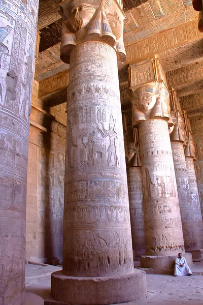 DENDERA, EGYPT - NOVEMBER 5, 2011: The huge pillars and beautiful ceiling inside Dendera temple dedicated to Hathor goddess — Stock Photo, Image