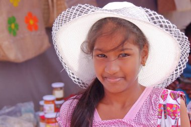 Rodrigues Adası, Mauritius - 10 Kasım 2012: Bağlantı noktası Mathurin içinde belgili tanımlık çarşı, poz hasır şapkalı güzel bir kız portresi