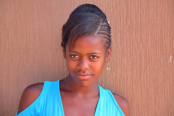 Eiland Rodrigues, Mauritius - 10 November 2012: Portret van een mooie jonge vrouw poseren op de markt in Port Mathurin — Stockfoto