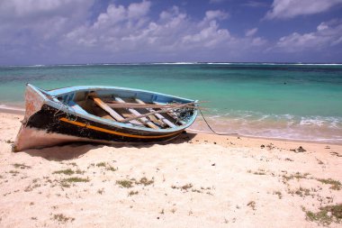 Rodrigues Adası, Mauritius: Plaj ve renkli Hint Okyanusu üzerinde bir balıkçı teknesi