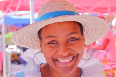 Rodrigues Adası, Mauritius - 17 Kasım 2012: Bağlantı noktası Mathurin içinde belgili tanımlık çarşı gülümseyen bir hasır şapka ile güzel bir kadın portresi