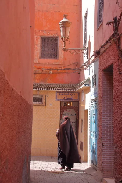 MARRAKESH, MARRUECOS - 20 DE ABRIL DE 2013: Un callejón dentro de Marrakech Medina —  Fotos de Stock