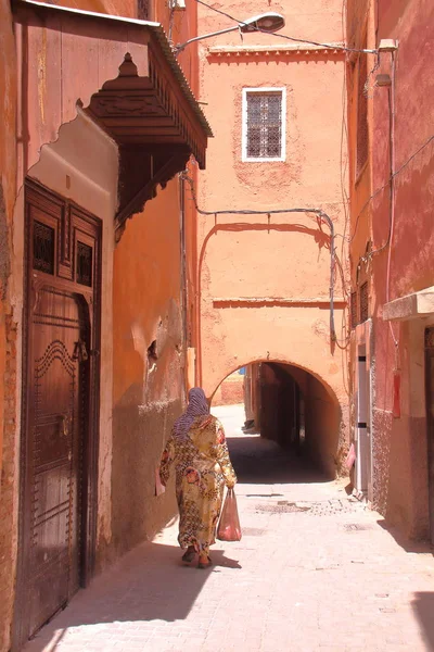 MARRAKESH, MARRUECOS: Un callejón dentro de Marrakech Medina —  Fotos de Stock