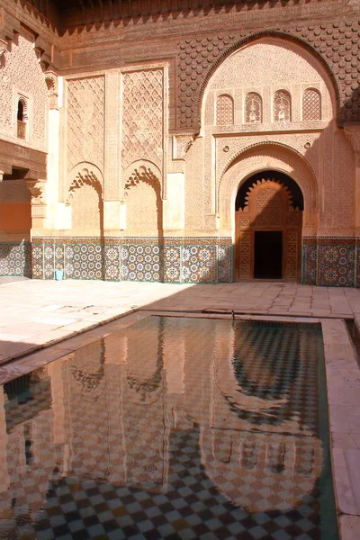 MARRAKESH, MOROCCO: Courtyard of the Medersa Ben Youssef — Stock Photo, Image