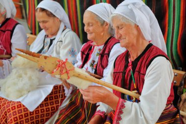 Bansko, Bulgaristan - 25 Temmuz 2015: Kadınlar geleneksel olarak iplik yün giyinmiş 