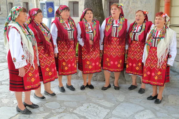 BANSKO, BULGÁRIA - JULHO 25, 2015: Mulheres tradicionalmente vestidas cantando canções búlgaras — Fotografia de Stock