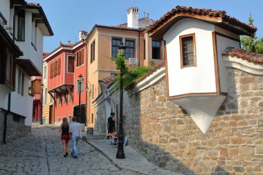 Plovdiv, Bulgaristan - 31 Temmuz 2015: Arnavut kaldırımlı sokakları ve eski şehir Plovdiv renkli geleneksel evleri