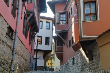 Plovdiv, Bulgaristan - 1 Ağustos 2015: Eski şehir Plovdiv renkli geleneksel evleriyle dar sokak