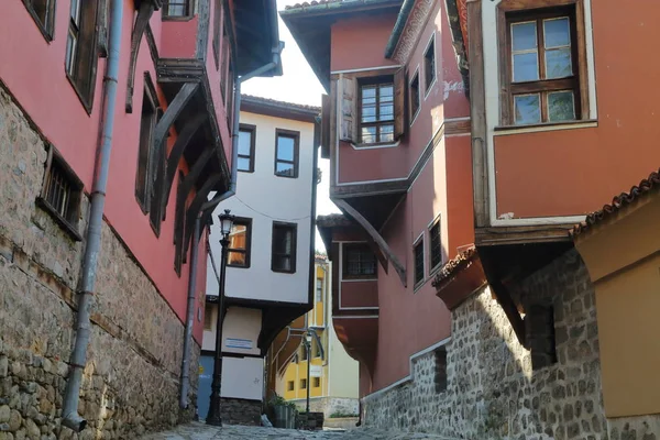 Plovdiv, Bulgarije - 1 augustus 2015: Een smalle straat met kleurrijke traditionele huizen in de oude stad van Plovdiv — Stockfoto