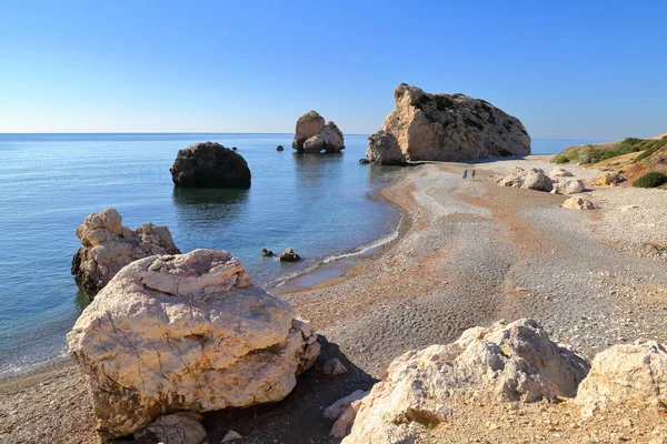 PETRA TOU ROMIOU, CHIPRE: Roca y playa de Afrodita cerca de Pafos —  Fotos de Stock