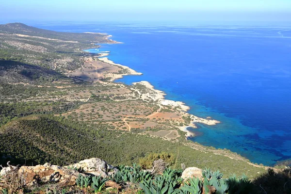 Kypr: Divoké pobřeží Akamas Poloostrov, pohled od Aphrodite trail — Stock fotografie
