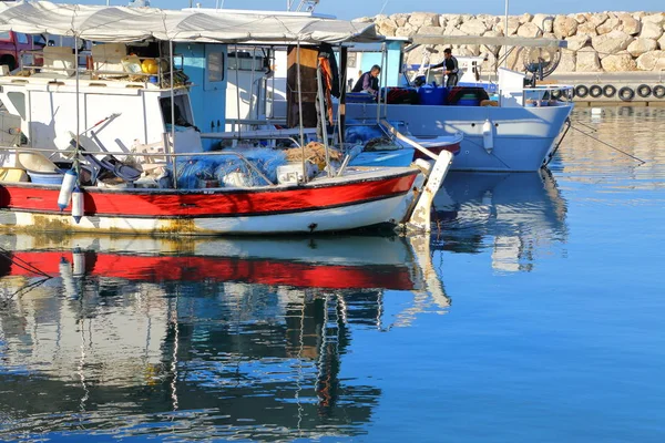 Akamas yarımadası, Kıbrıs 19 Kasım 2015: Balıkçı tekneleri Polis yakınındaki Latsi Balık tutma bağlantı noktası olarak yansımalar — Stok fotoğraf