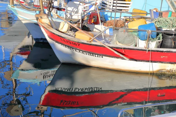 АКАМАС ПЕНИНСУЛА, КИПРА, 19 ноября 2015 года: Столкновение рыболовецких судов в рыболовецком порту Лоби около города Полис. — стоковое фото