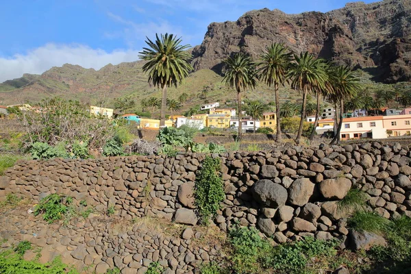 Valle Gran Rey, La Gomera, Španělsko: Pohled Chele vesnice s terasovitými poli a horami — Stock fotografie