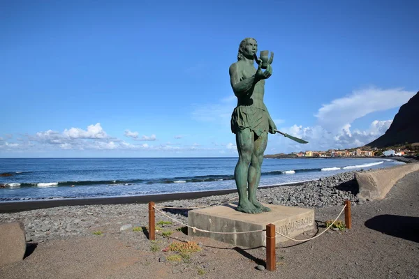 Valle Gran Rey, La Gomera, Ισπανία - 19 Μαρτίου 2017: Παραλία La Playa στην La Puntilla με το άγαλμα του Hautacuperche σε πρώτο πλάνο — Φωτογραφία Αρχείου