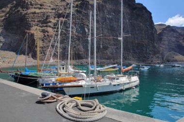 Valle Gran Rey, La Gomera, İspanya - 19 Şubat 2017: Köy, Vueltas yelkenli tekneler ve kayalıklarla içinde belgili tanımlık geçmiş