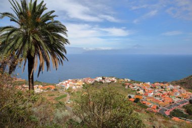 Agulo, La Gomera, İspanya: Bir dağ iz içinde belgili tanımlık geçmiş Teide yanardağı (Tenerife Adası) ile köy genel bakış