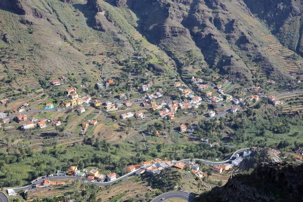 바 예 그 란 레이, 라 Gomera, 스페인: 일반의 보기 계단식된 필드와 산 계곡. 와인딩도 전경 — 스톡 사진