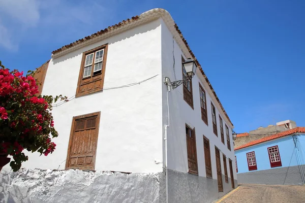 Agulo, La Gomera, Spanien: Kullerstensgata med färgglada hus inne i byn av Agulo — Stockfoto