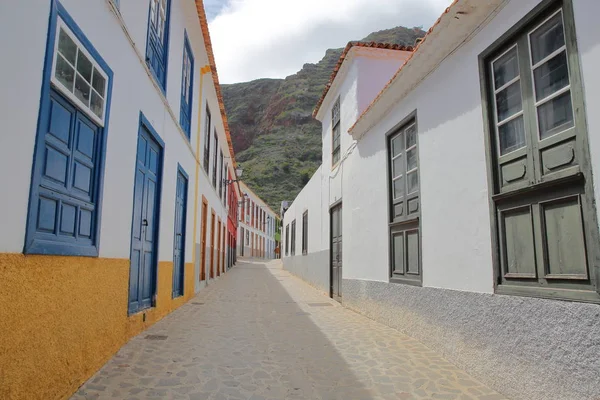: Agulo, La Gomera, Spanyolország: Macskaköves utcán-színes házak belső rész a falu a: Agulo — Stock Fotó