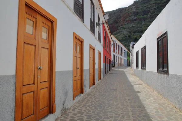 Agulo, La Gomera, Hiszpania: Brukowanej uliczce z kolorowe Domy wewnątrz wsi Agulo — Zdjęcie stockowe