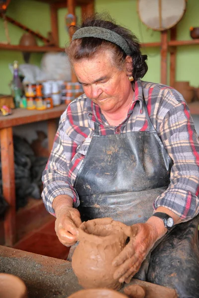 EL CERCADO, LA GOMERA, ESPAÑA - 23 DE MARZO DE 2017: Retrato de una mujer haciendo una olla de barro tradicional. El Cercado es famoso por su cerámica — Foto de Stock
