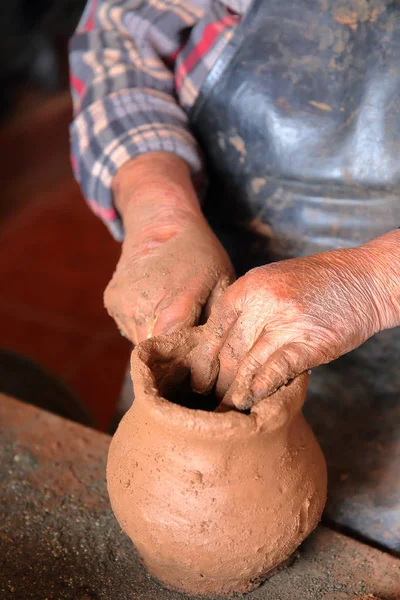 EL CERCADO, LA GOMERA, ESPAÑA - 23 DE MARZO DE 2017: detalle de las manos de una mujer haciendo una olla de barro tradicional. El Cercado es famoso por su cerámica — Foto de Stock