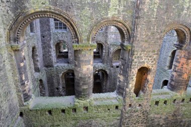 Rochester, İngiltere - 14 Nisan 2017: Sütunlar ve kemerler, büyük salon Kale içinde