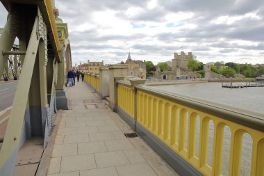 Rochester, İngiltere - 14 Nisan 2017: Görünüm Rochester Köprüsü'nden kalenin